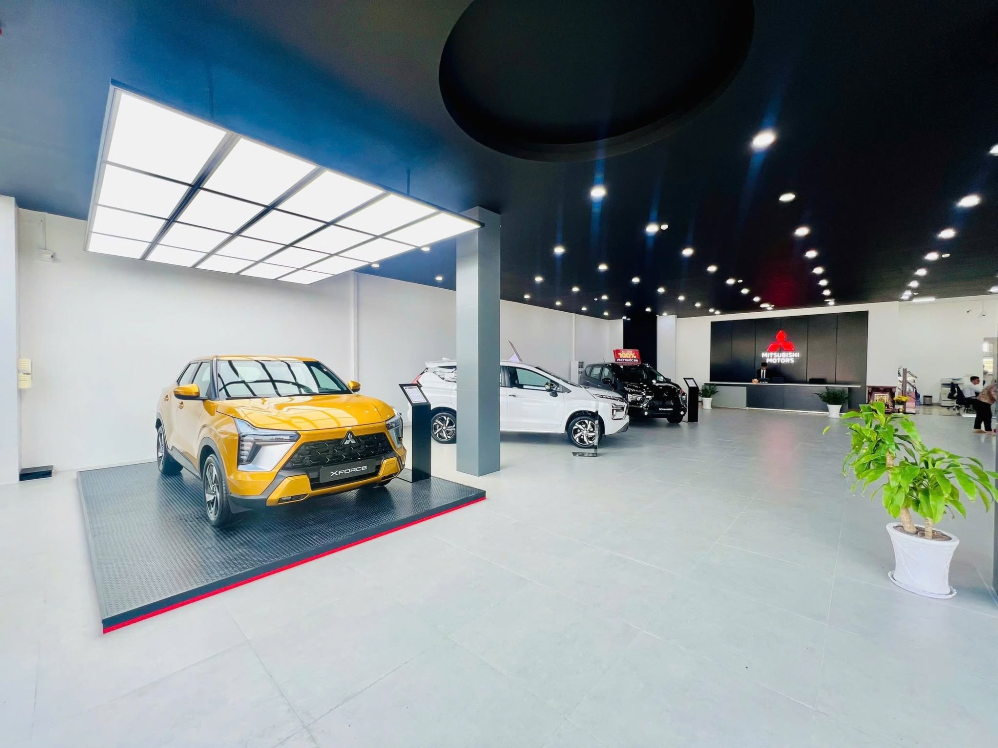 Các dòng xe Mitsubishi đang được trưng bày ở Mitsubishi Trảng Bàng